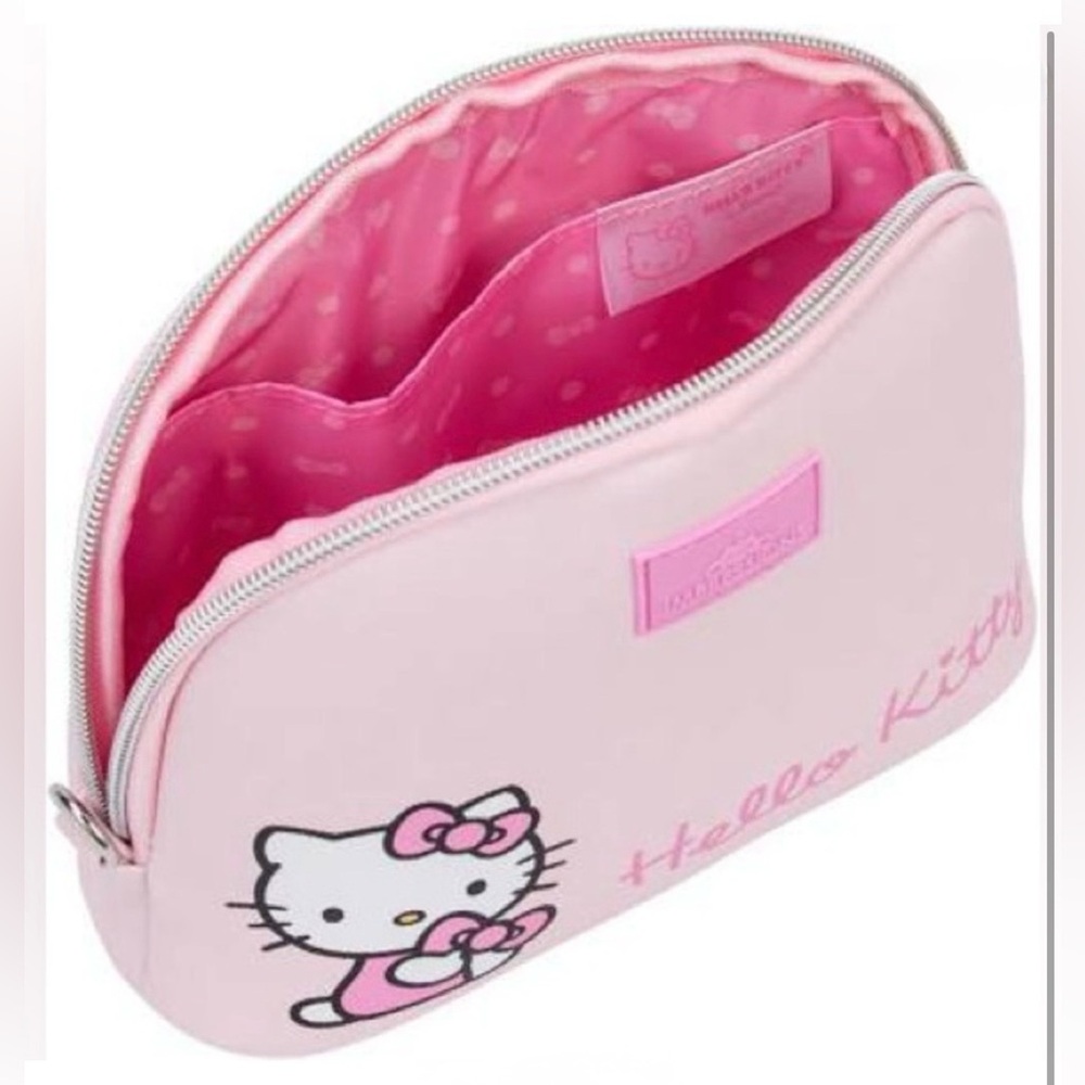 Hello Kitty Bundle Makeup bag, Brush set, lip liners and macaron lip balm - Picture 2 of 16